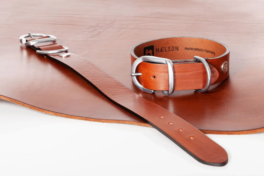 Zgarda maro de piele pentru caini, EcoSkin Coll‘R 40/25 Cognac/metal, lungime 29-35/latime 2.5 cm Ofertă