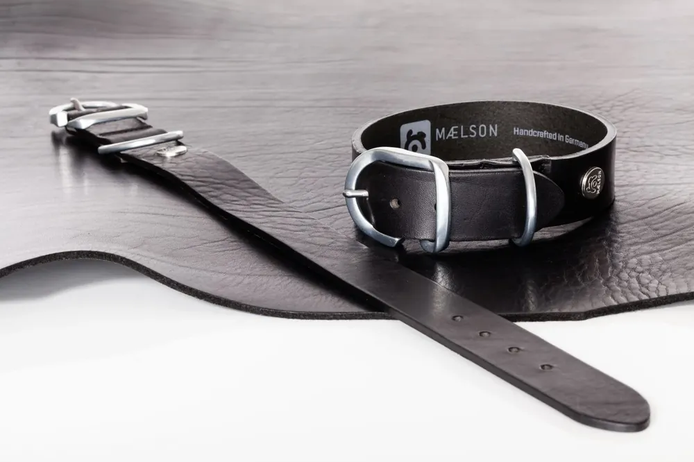 Zgarda neagra de piele pentru caini, EcoSkin Coll‘R 50/35 onyx/metal, lungime 37-43/latime 3.5 cm Vezi acum