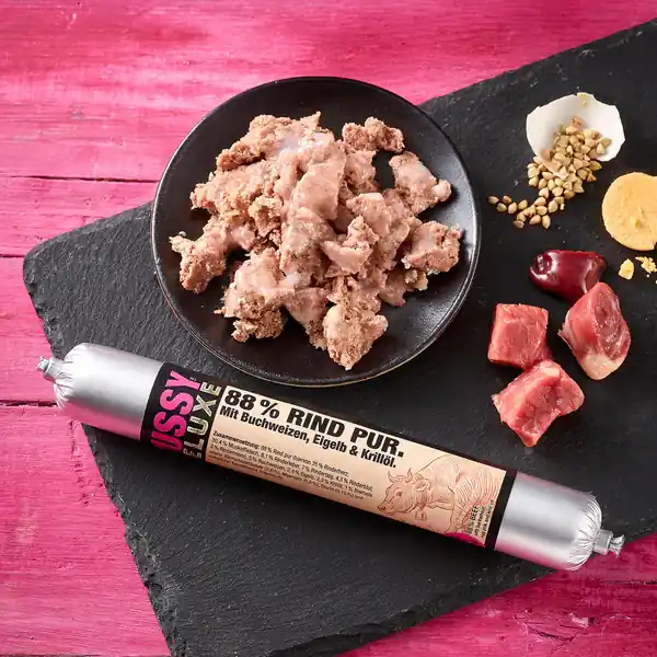 Noutate Pussy Deluxe 88% Rind Pur - Hrană pentru pisici cu 88% carne de vită cu hrișcă, gălbenuș de ou și ulei de krill