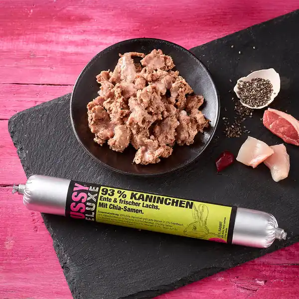 Pussy Deluxe 93% Kaninchen - Hrană pentru pisici cu 93% carne de iepure, rață și somon proaspăt cu semințe de chia Ultima șansă